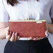 ベージュのストライプ柄が印象的な薄くて軽いがま口長財布 Ange エンジ A01070