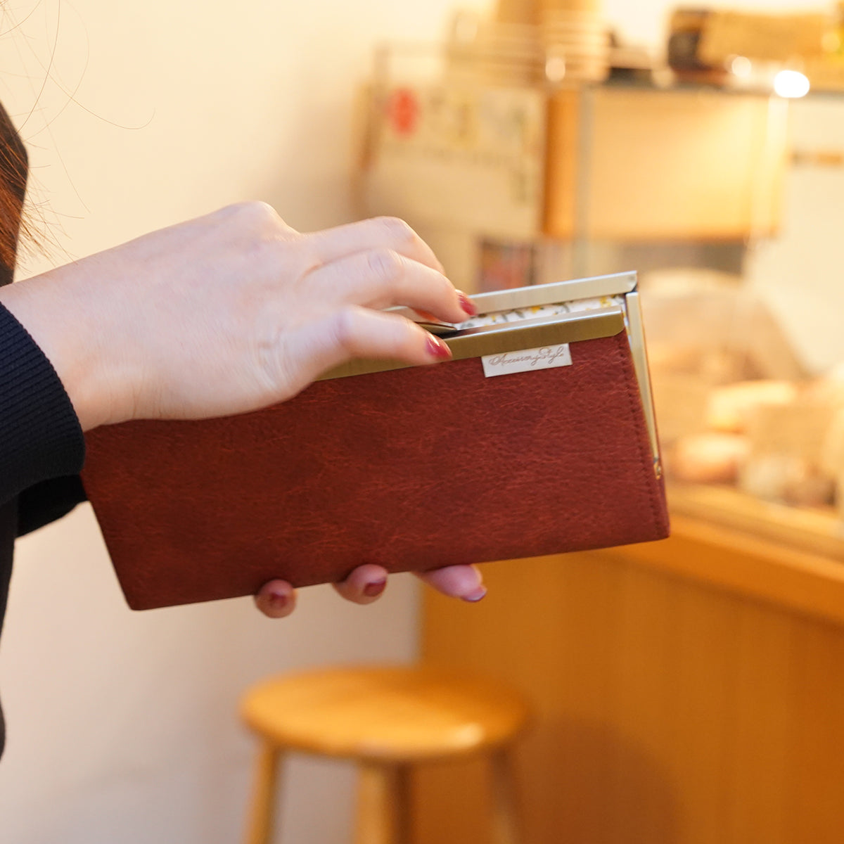 あずき色の古典柄が輝く薄くて軽いがま口長財布 Prima エンジ A01084