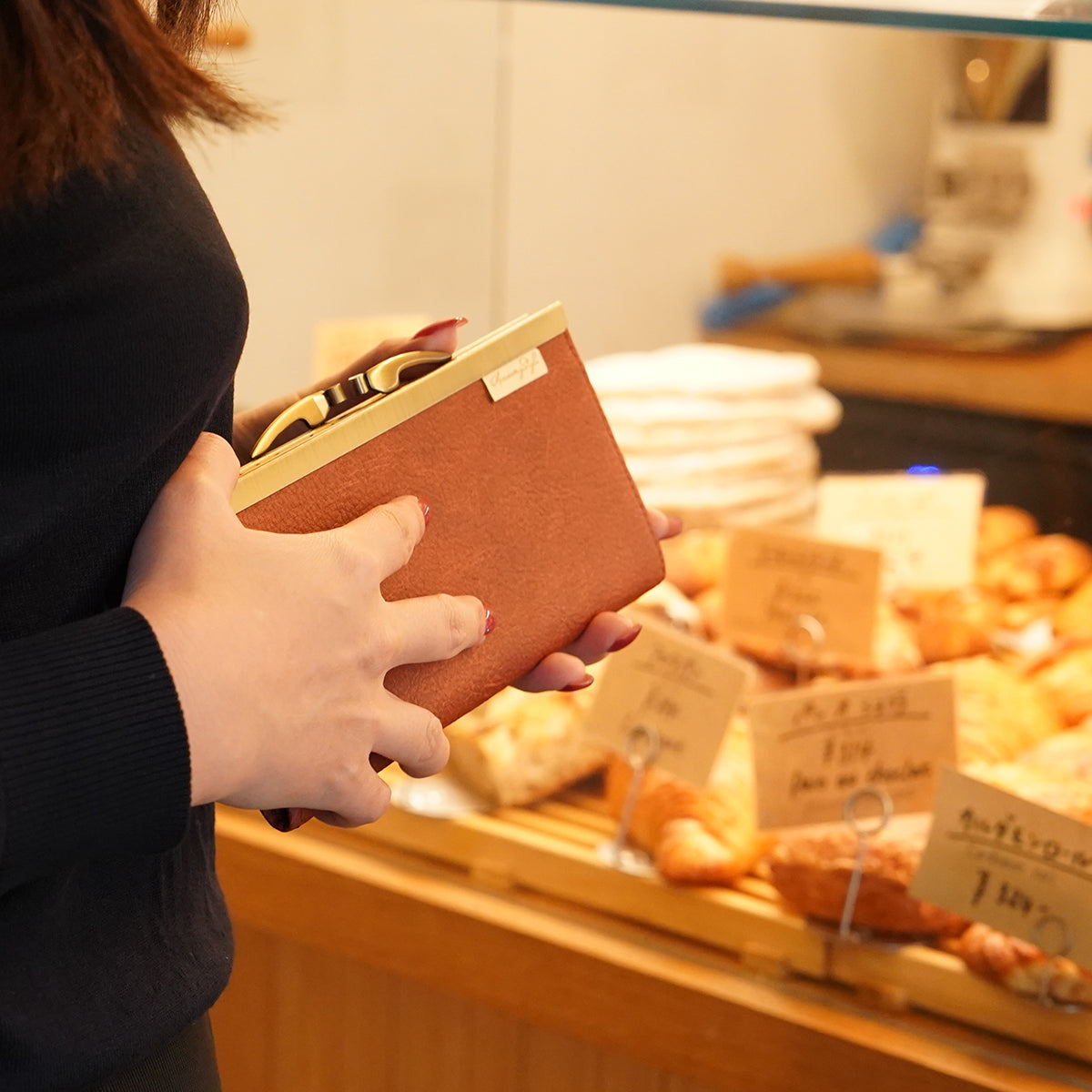 あずき色の古典柄が輝く薄くて軽いがま口長財布 Prima エンジ A01084