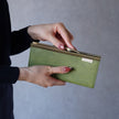 黄金に輝く古典柄が美しい薄くて軽いがま口長財布 Prima グリーン A02083