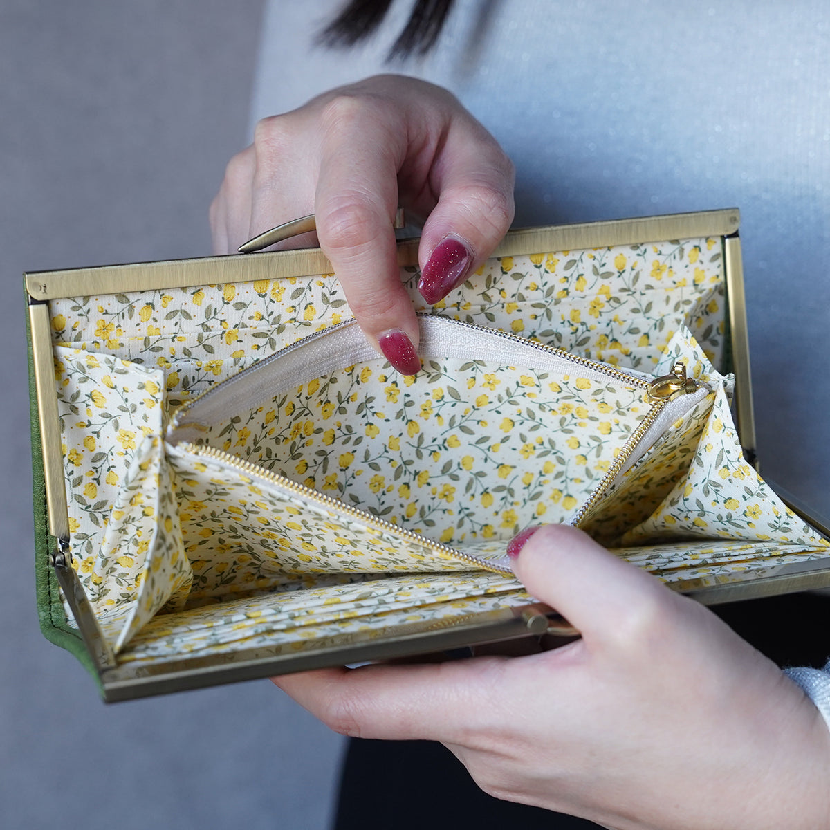 レモン色の花柄がきれいながま口長財布 Ange グリーン A02050
