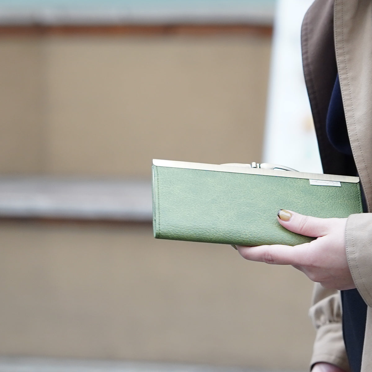 黄金に輝く古典柄が美しい薄くて軽いがま口長財布 Prima グリーン A02083