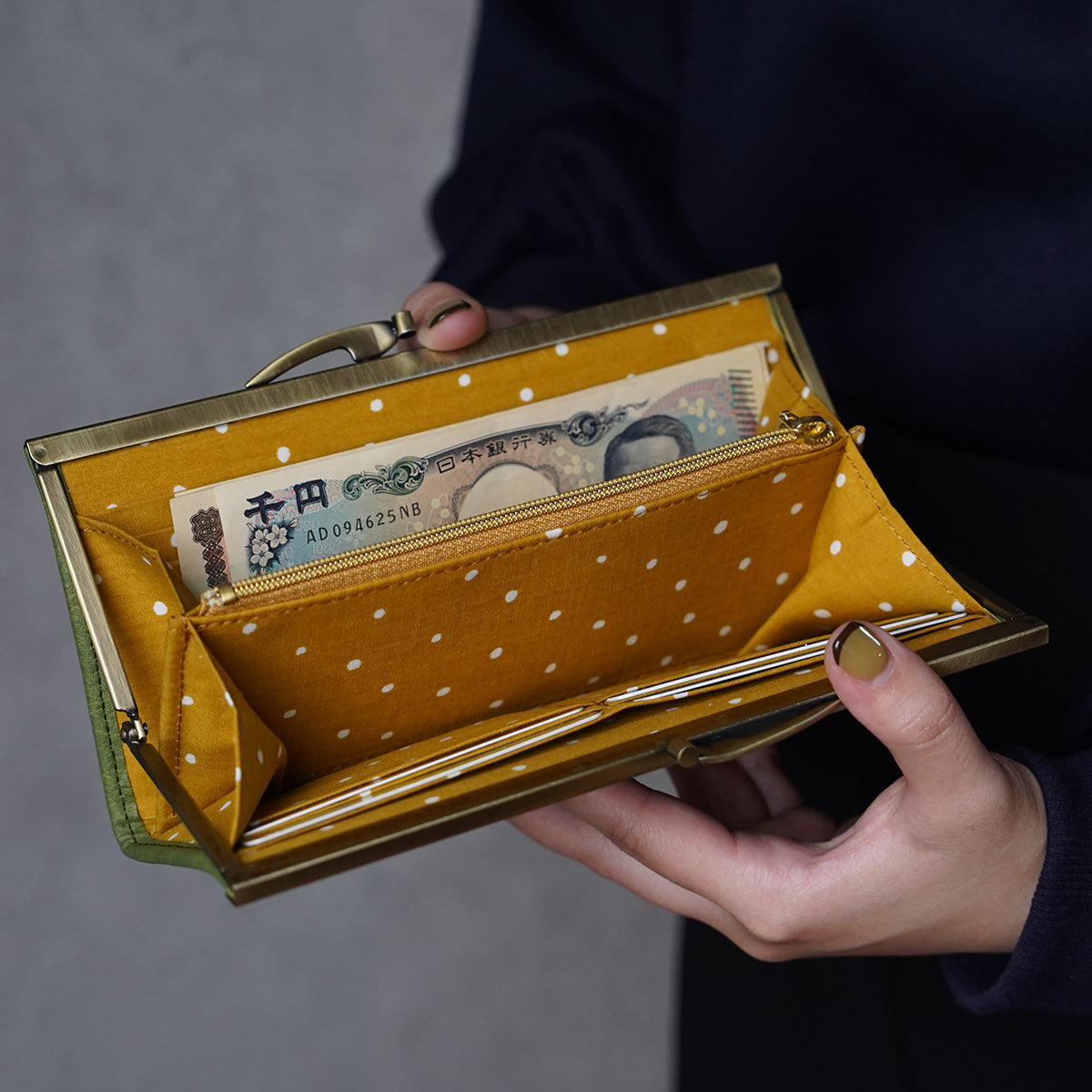 マスタードカラーのドット柄がおしゃれながま口長財布 Ange グリーン A02075