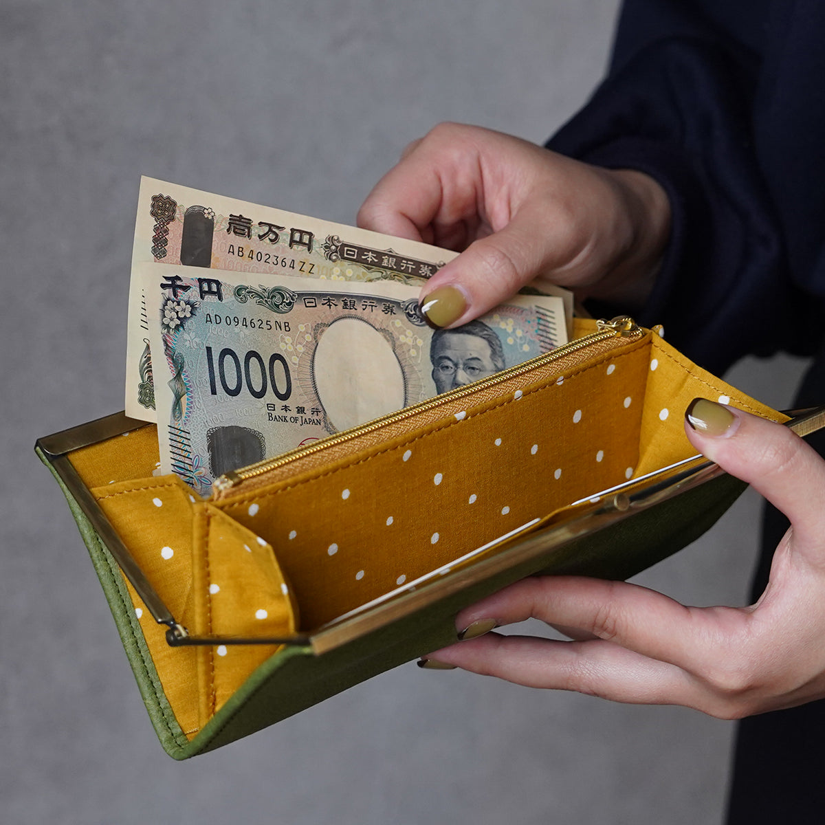 マスタードカラーのドット柄がおしゃれながま口長財布 Ange グリーン A02075