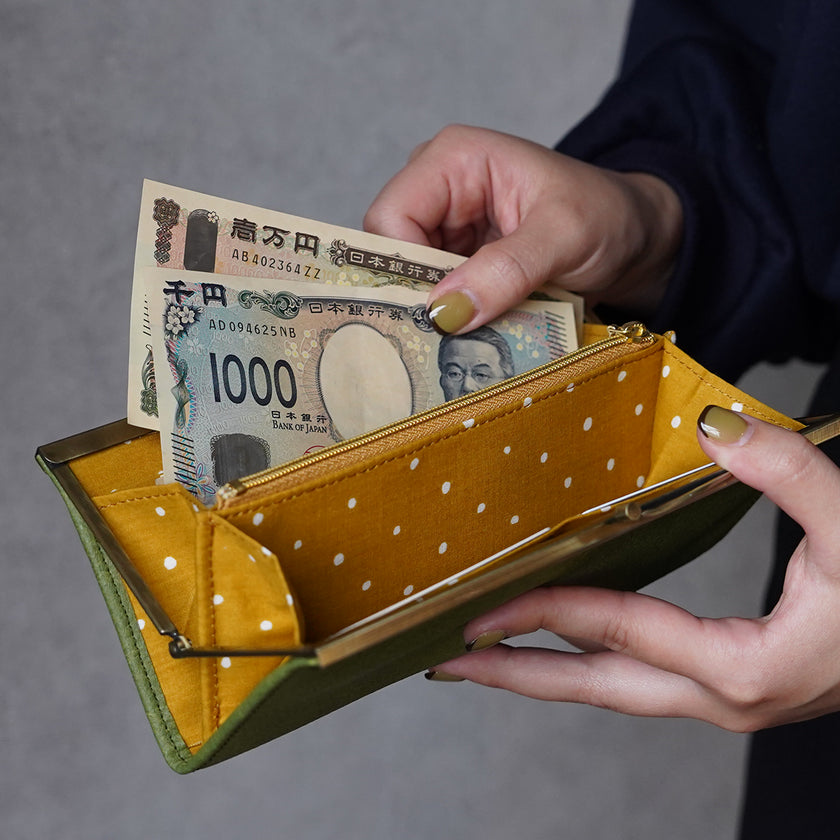 マスタードカラーのドット柄がおしゃれながま口長財布 Ange グリーン A02075