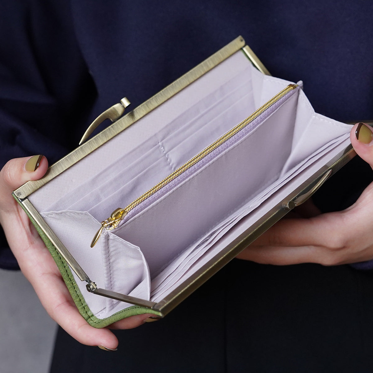 内側の上品なペールグレーが美しいがま口長財布 Ange グリーン A02080