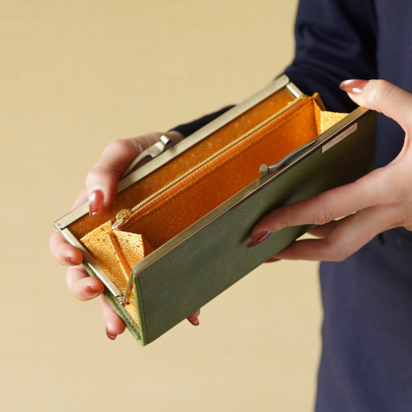 黄金に輝く古典柄が美しい薄くて軽いがま口長財布 Prima グリーン A02083