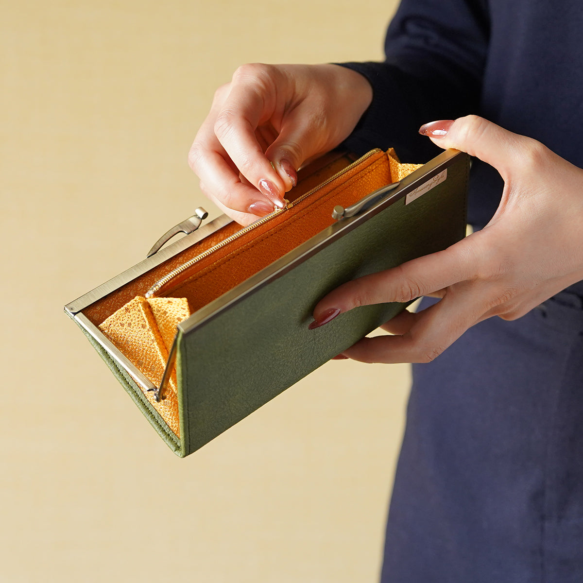黄金に輝く古典柄が美しい薄くて軽いがま口長財布 Prima グリーン A02083