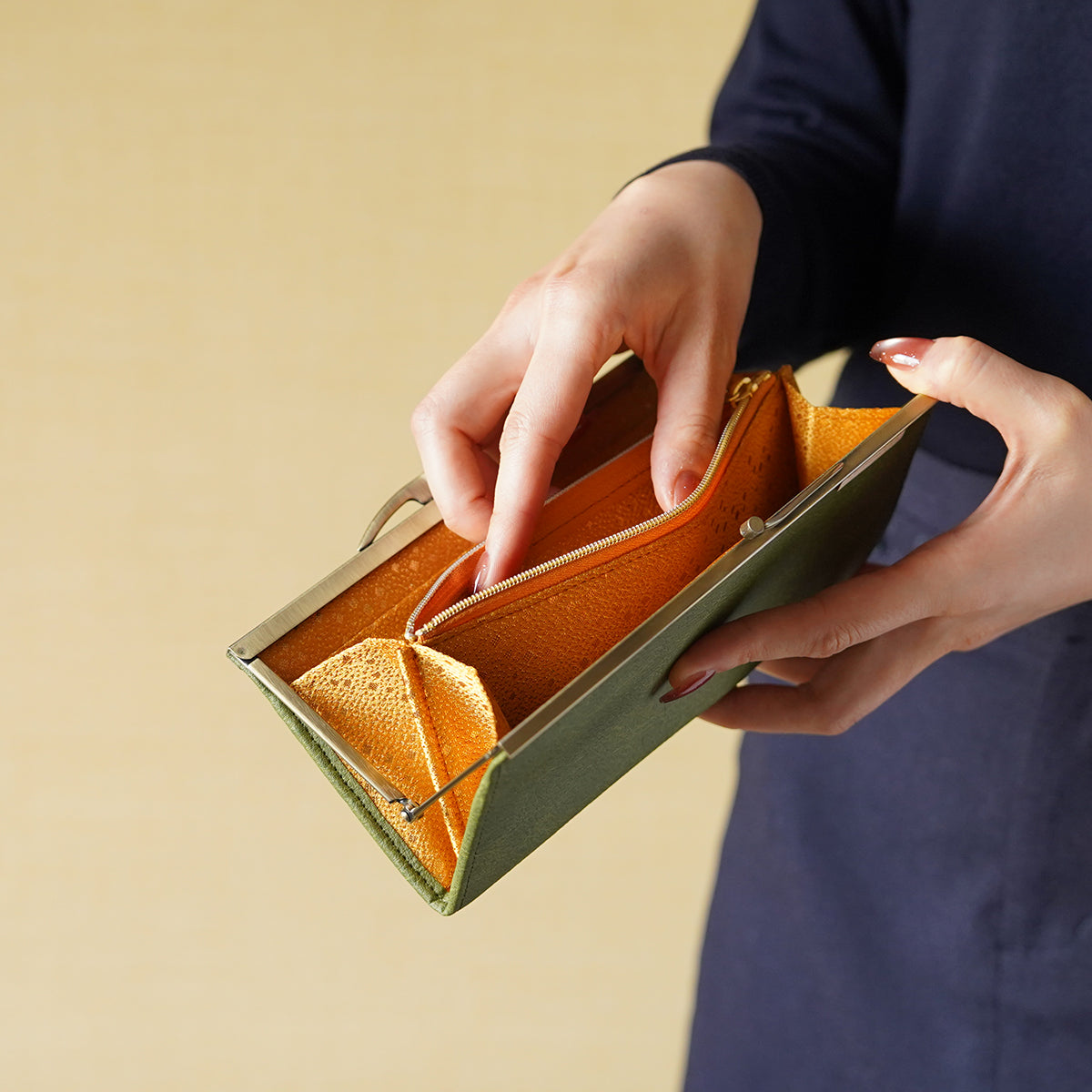 黄金に輝く古典柄が美しい薄くて軽いがま口長財布 Prima グリーン A02083