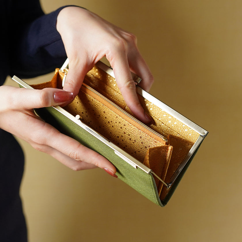 黄金に輝く古典柄が美しい薄くて軽いがま口長財布 Prima グリーン A02083