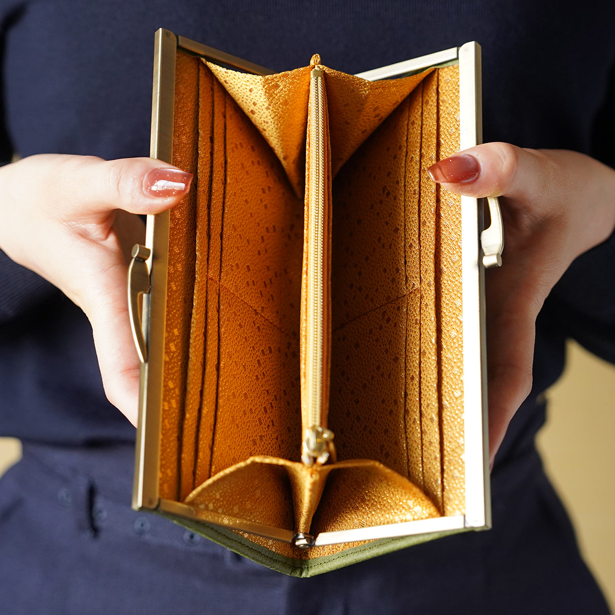 黄金に輝く古典柄が美しい薄くて軽いがま口長財布 Prima グリーン A02083