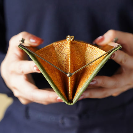 黄金に輝く古典柄が美しい薄くて軽いがま口長財布 Prima グリーン A02083