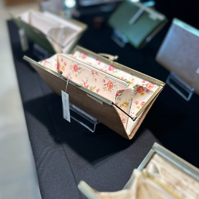 内側の花柄に心ときめく優雅ながま口長財布 Ange ベージュ A03036