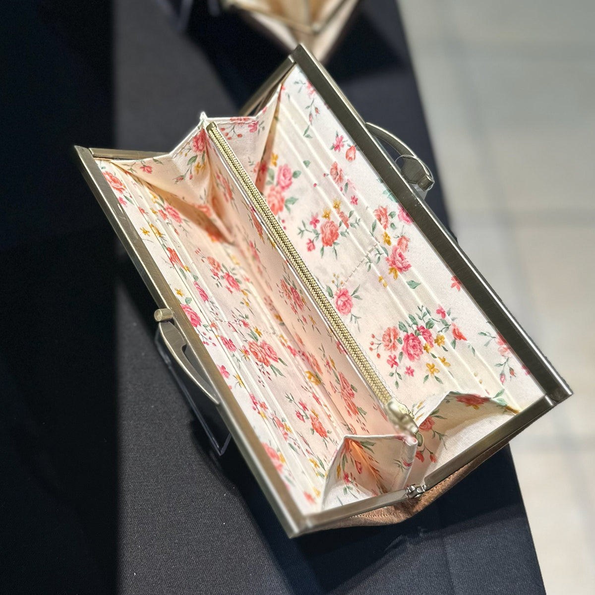 内側の花柄に心ときめく優雅ながま口長財布 Ange ベージュ A03036