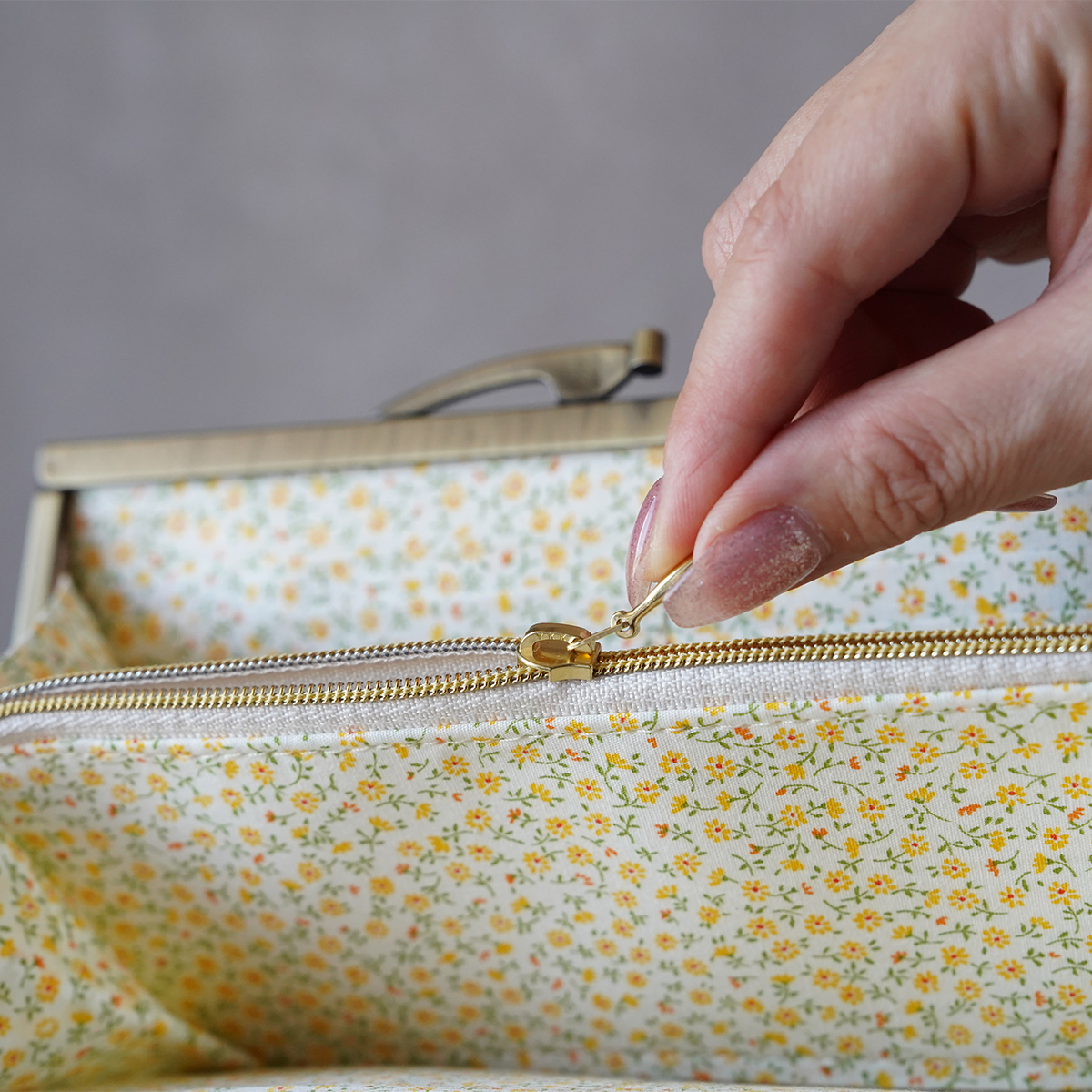 黄色の小花柄がきれいながま口長財布 Ange ベージュ A03039