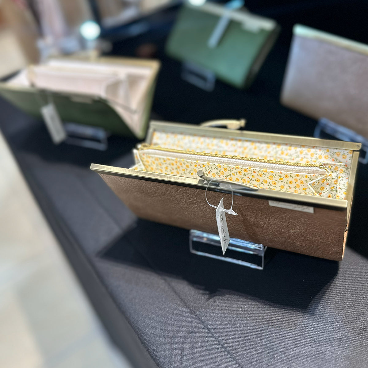 黄色の小花柄がきれいながま口長財布 Ange ベージュ A03039