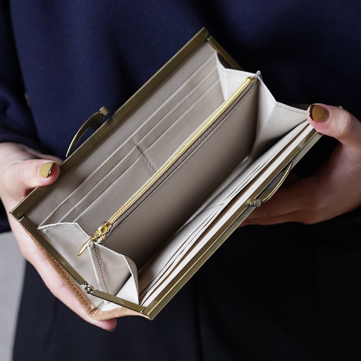 上品なミルクティーカラーが美しいがま口長財布 Ange ベージュ A03077