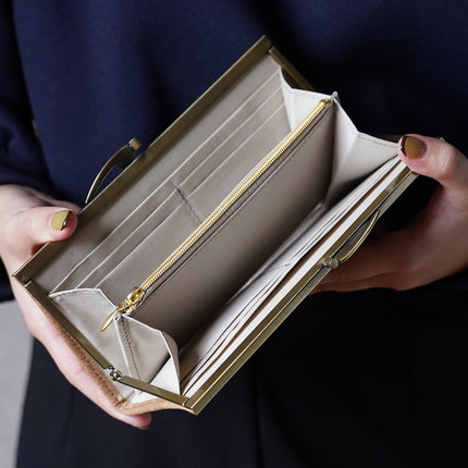 上品なミルクティーカラーが美しいがま口長財布 Ange ベージュ A03077