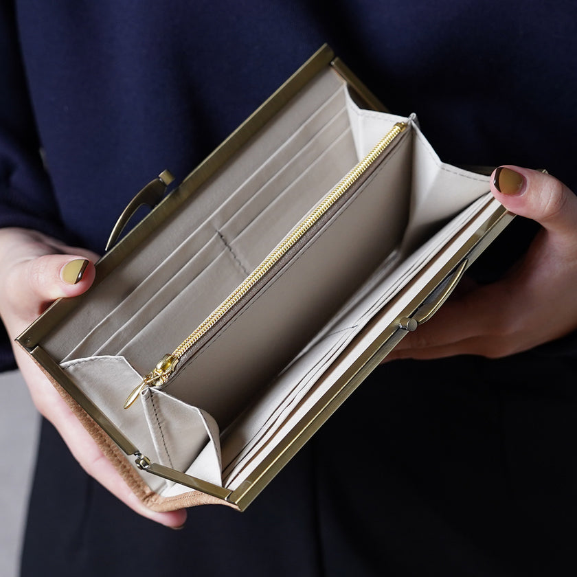 上品なミルクティーカラーが美しいがま口長財布 Ange ベージュ A03077