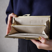 温かな生成り色が心地いいがま口長財布 Ange ベージュ A03078