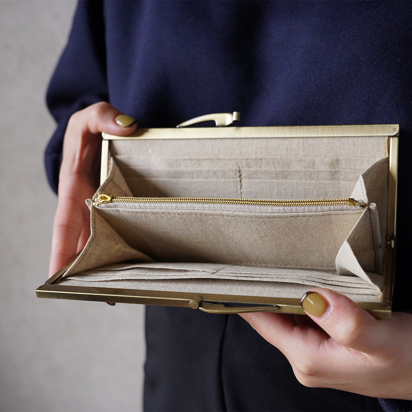 温かな生成り色が心地いいがま口長財布 Ange ベージュ A03078