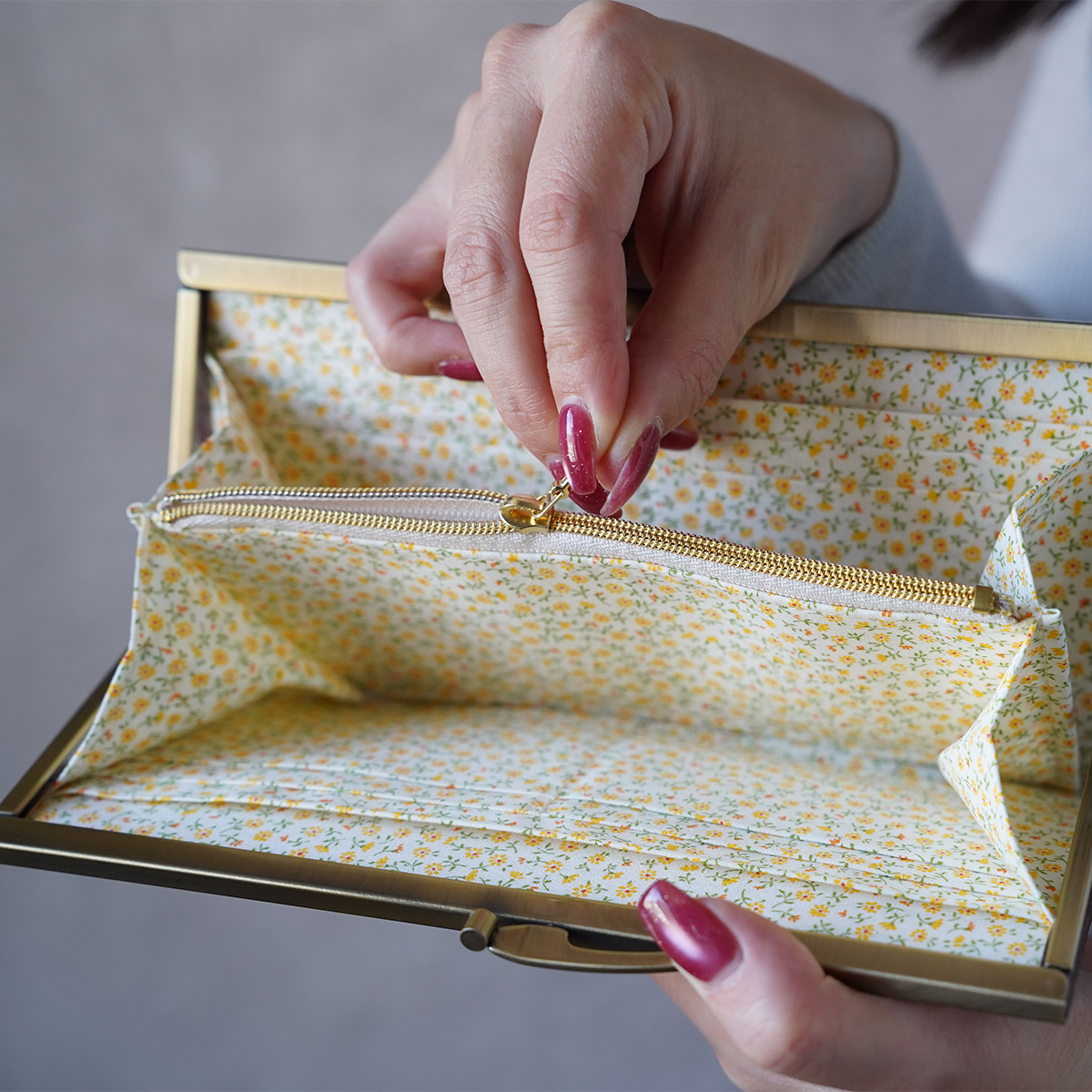 黄色の小花柄がきれいながま口長財布 Ange ブラウン A04039