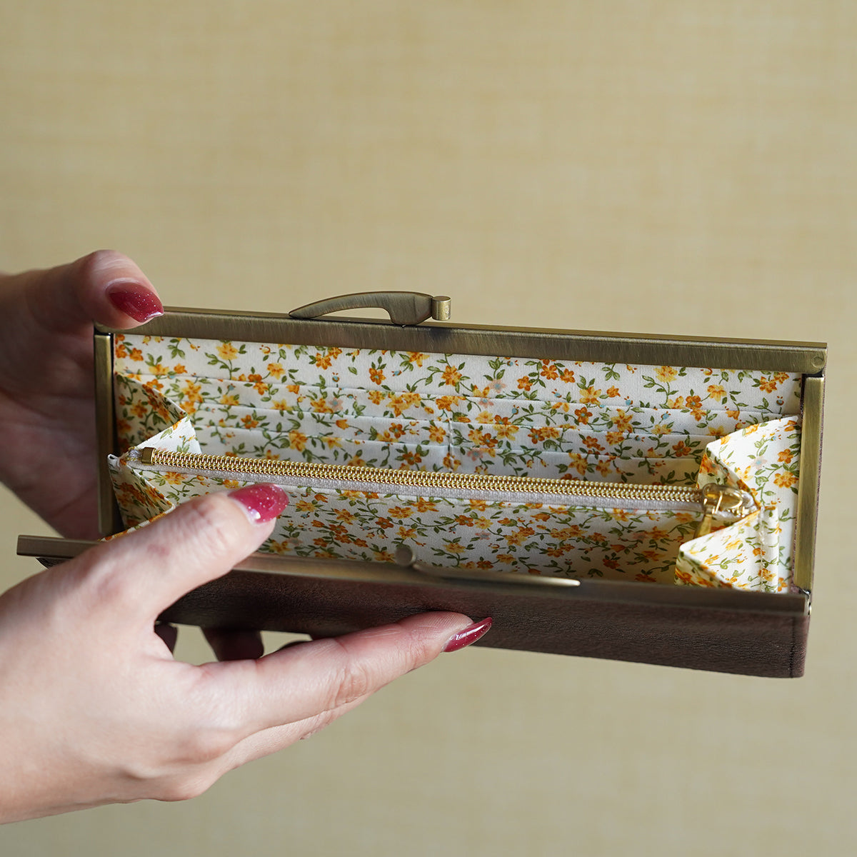 オレンジカラーの花柄がきれいながま口長財布 Ange ブラウン A04048