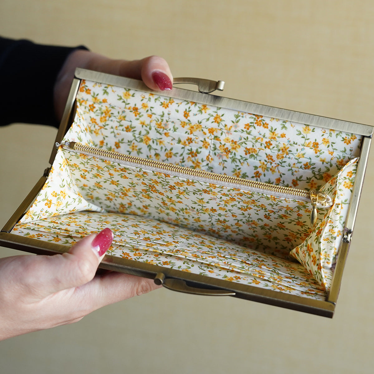 オレンジカラーの花柄がきれいながま口長財布 Ange ブラウン A04048