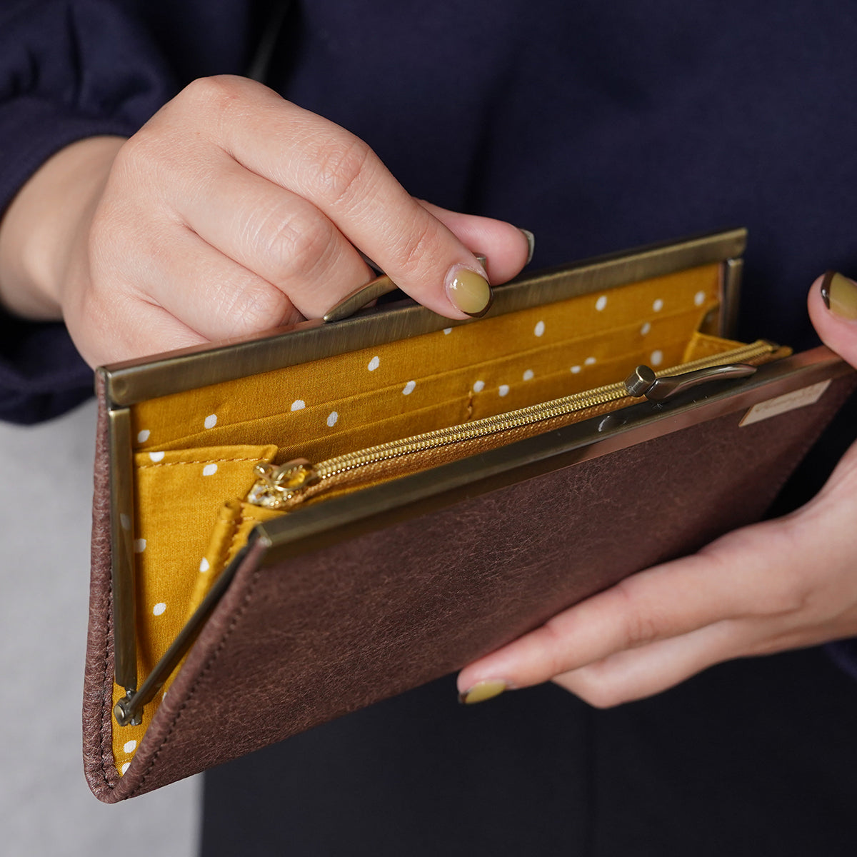 マスタードカラーのドット柄がおしゃれながま口長財布 Ange ブラウン A04075