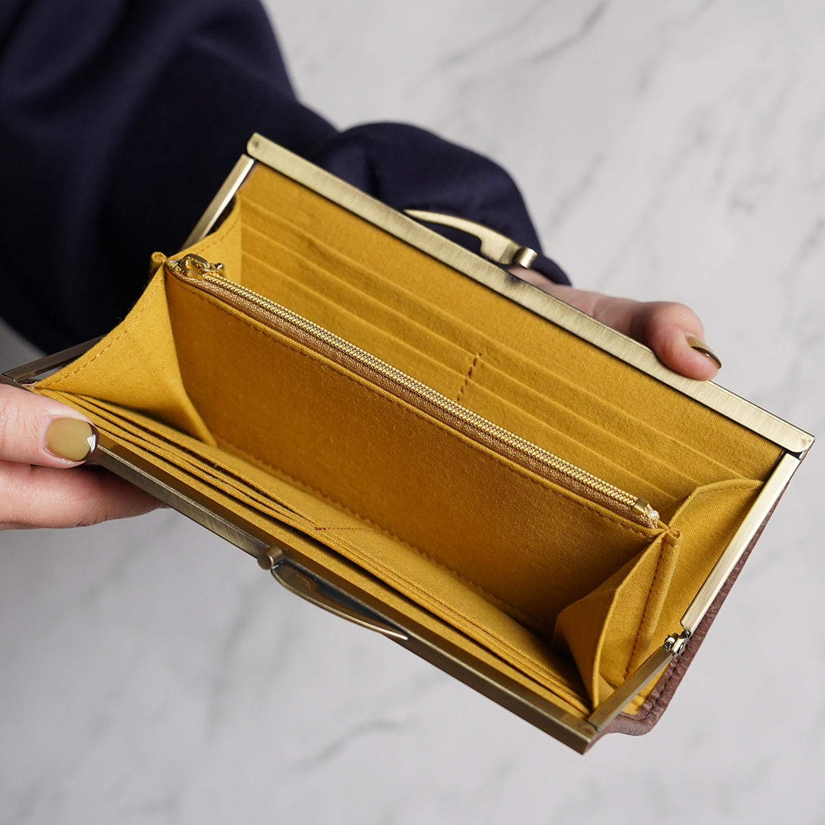 マスタードカラーが美しいがま口長財布 Ange ブラウン A04079