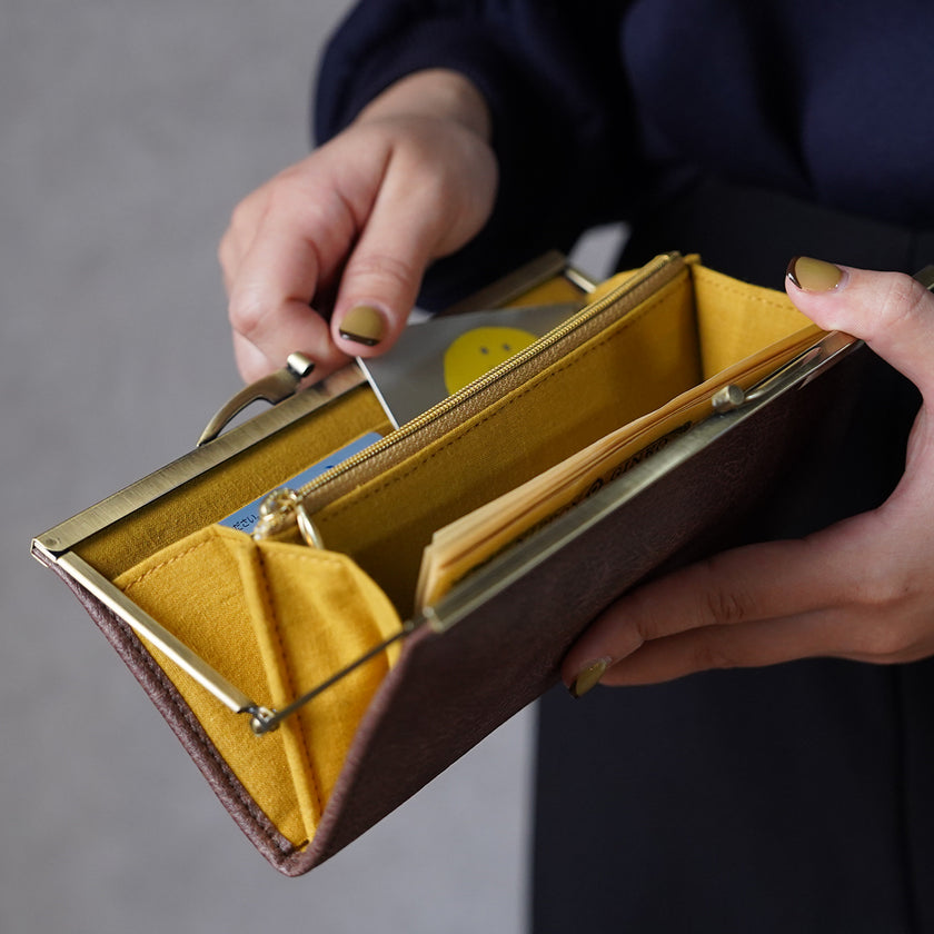 マスタードカラーが美しいがま口長財布 Ange ブラウン A04079