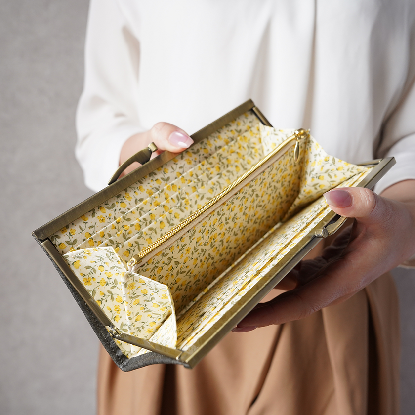 レモン色の花柄がきれいながま口長財布 Ange グレー A05050