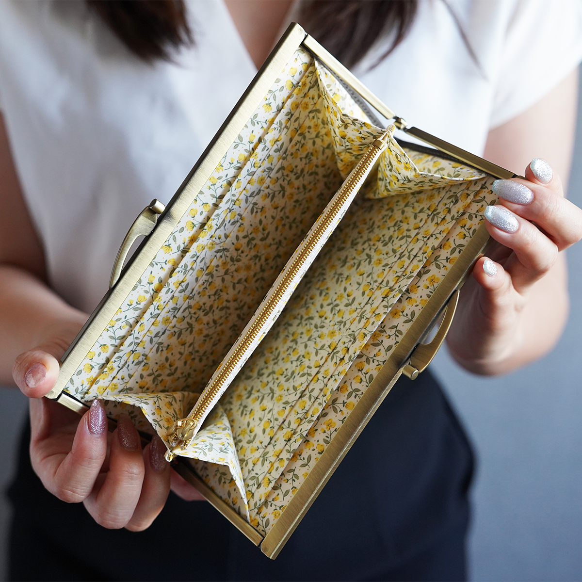 レモン色の花柄がきれいながま口長財布 Ange グレー A05050