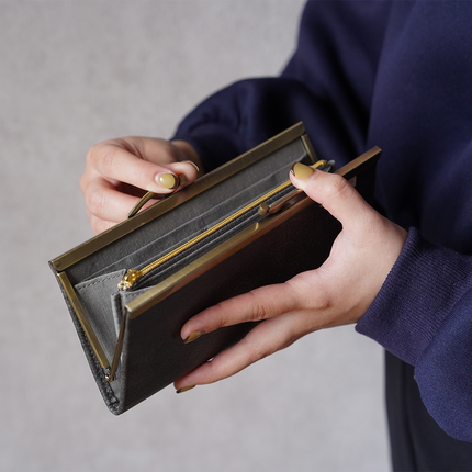 ストーングレーがきれいながま口長財布 Ange グレー A05074