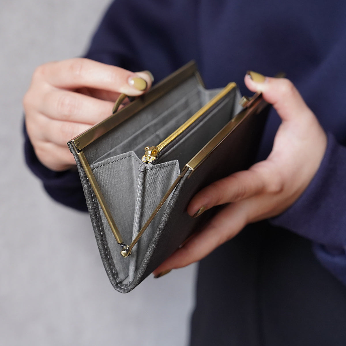 ストーングレーがきれいながま口長財布 Ange グレー A05074