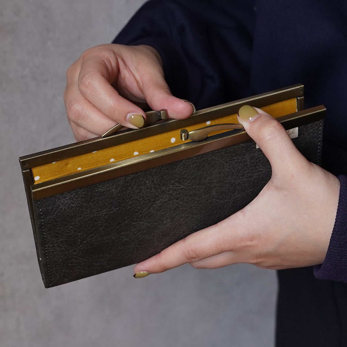 マスタードカラーのドット柄がおしゃれながま口長財布 Ange グレー A05075