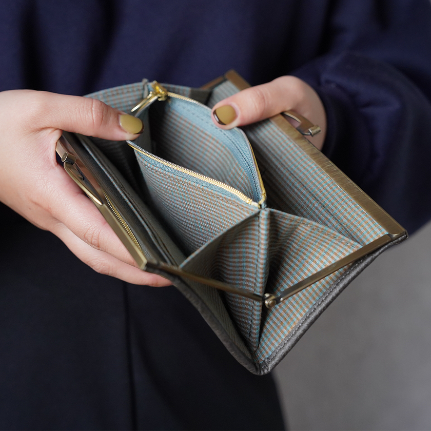 グリーンのチェックがかわいいがま口長財布 Ange グレー A05076