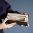 上品なミルクティーカラーが美しいがま口長財布 Ange グレー A05077