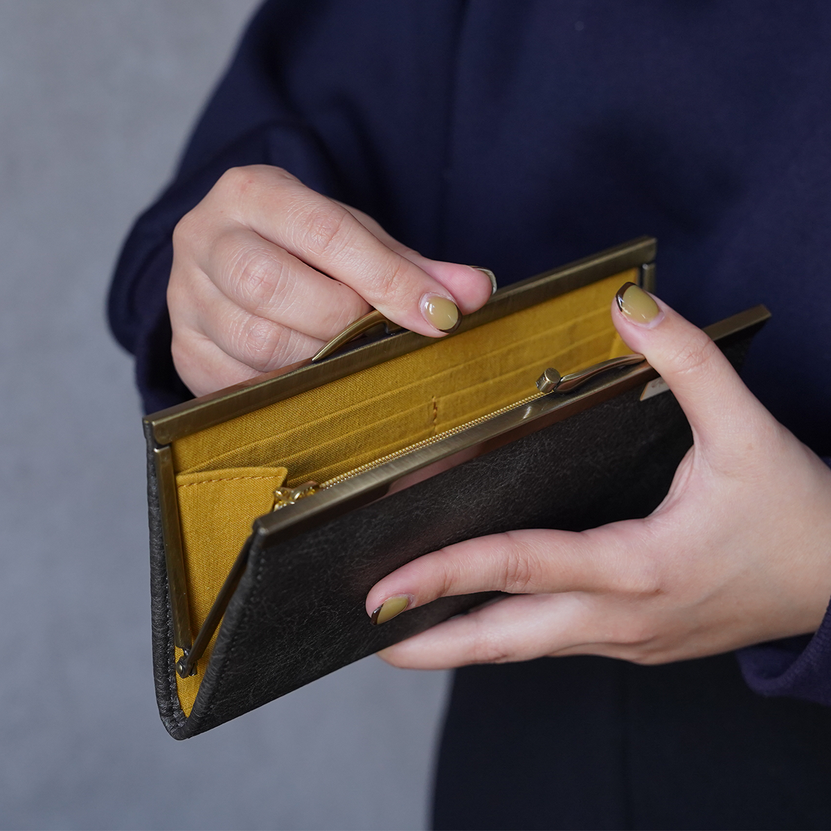 マスタードカラーが美しいがま口長財布 Ange グレー A05079