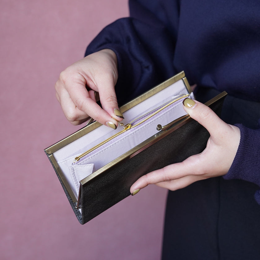 上品なペールグレーが美しいがま口長財布 Ange グレー A05080