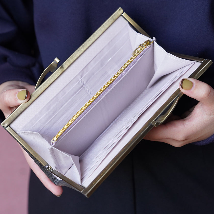 上品なペールグレーが美しいがま口長財布 Ange グレー A05080