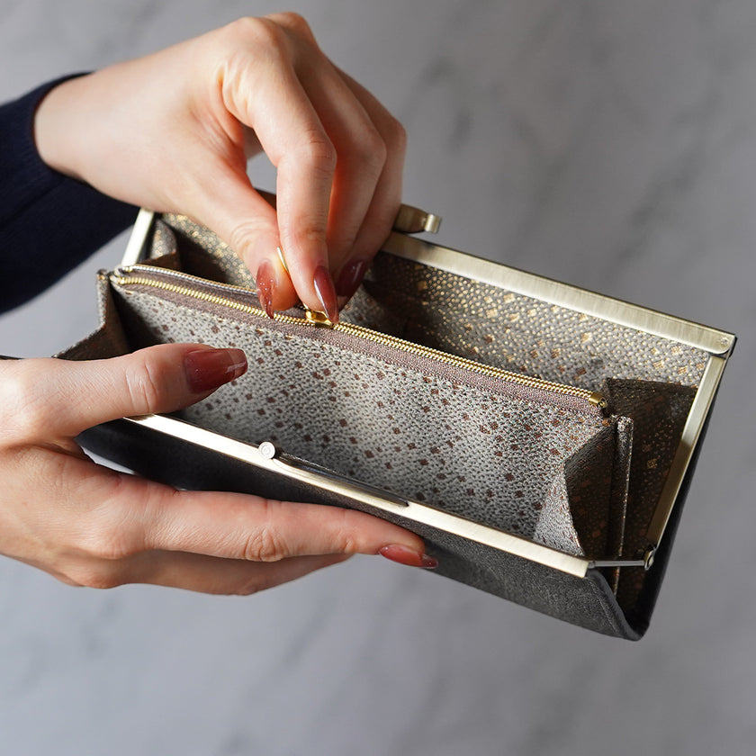 グレーグリーンの内側が魅力的な薄くて軽いがま口長財布 Prima グレー A05085