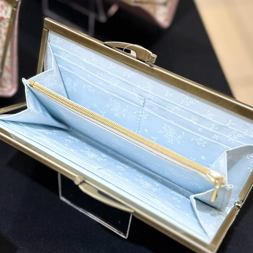 内側のブルーが美しい薄くて軽いがま口長財布Luna 白 C01001