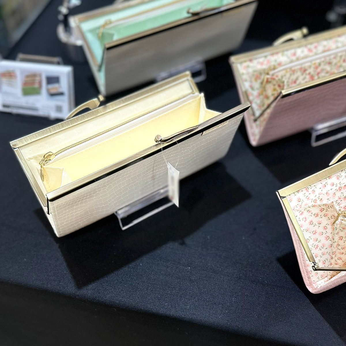 シンプルで可憐な花柄が特徴の薄くて軽いがま口長財布Luna 白 C01002