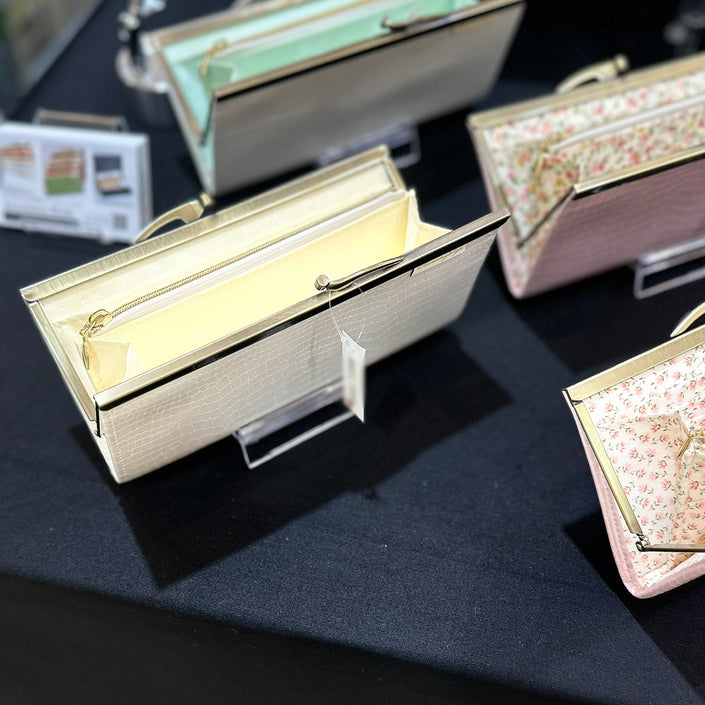 シンプルで可憐な花柄が特徴の薄くて軽いがま口長財布Luna 白 C01002
