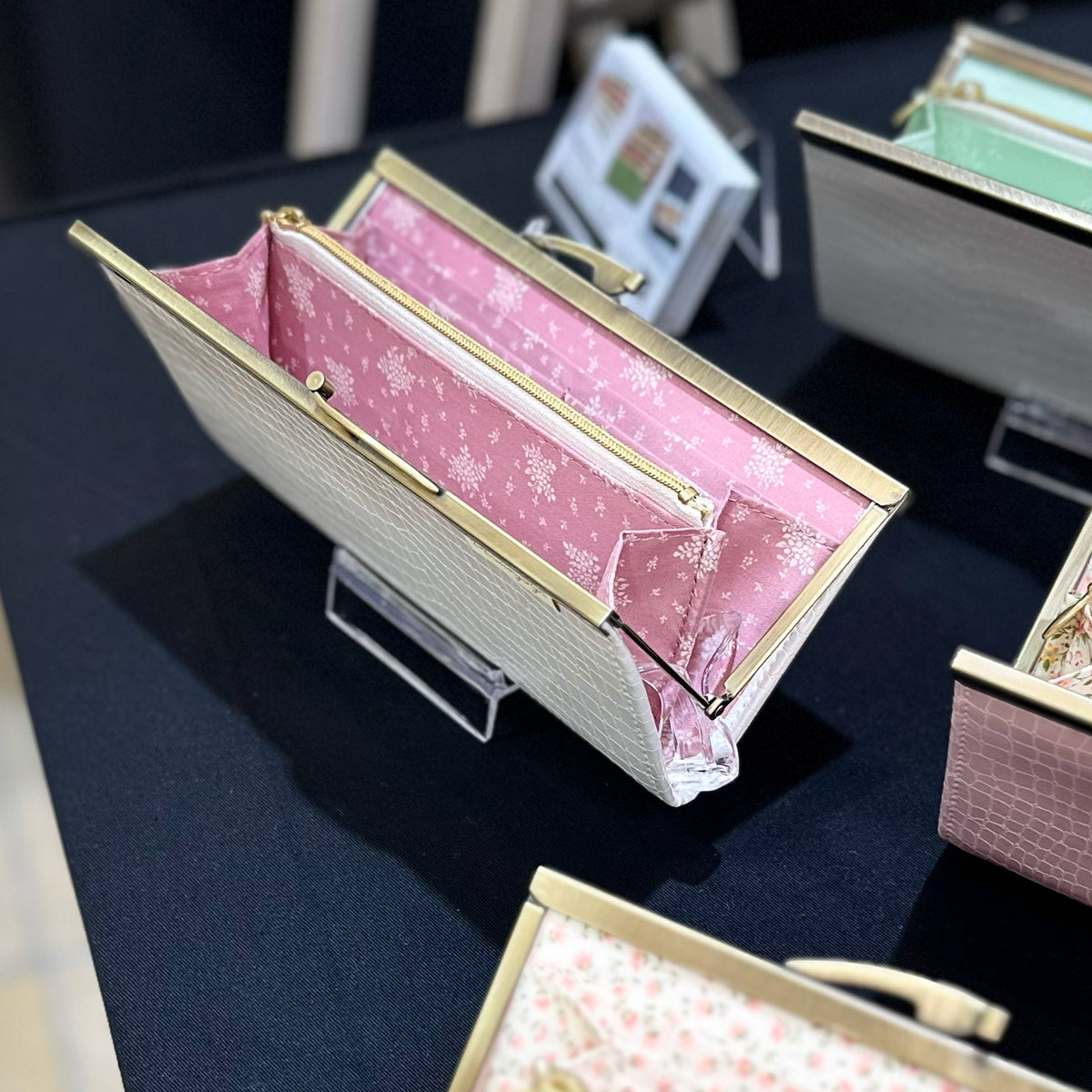 内側のチェリーピンクが華やかな薄くて軽いがま口長財布Luna 白 C01004