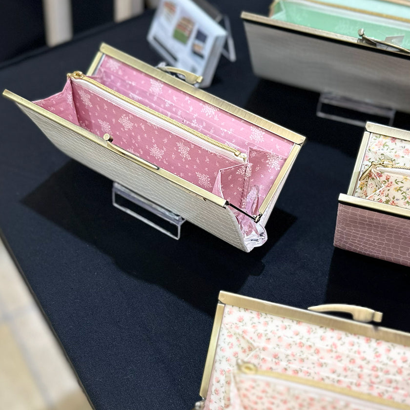 内側のチェリーピンクが華やかな薄くて軽いがま口長財布Luna 白 C01004