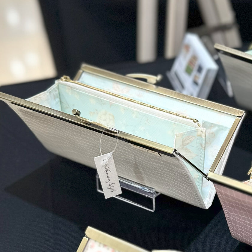 内側のパステルブルーが美しい薄くて軽いがま口長財布Luna 白 C01020