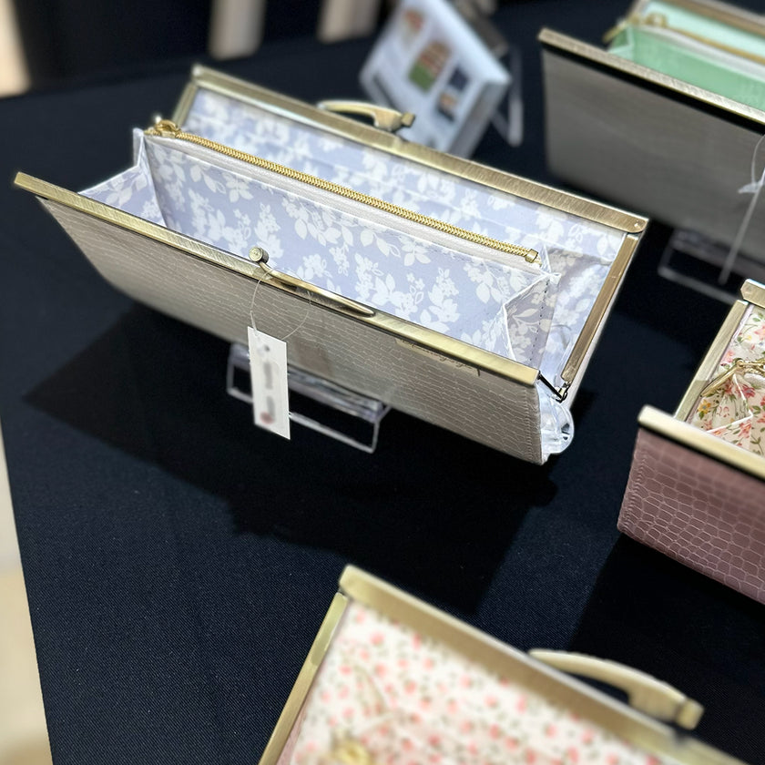 さわやかなブルーの花柄が美しい薄くて軽いがま口長財布Luna 白 C01029