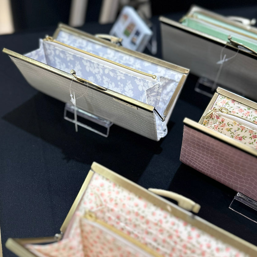 さわやかなブルーの花柄が美しい薄くて軽いがま口長財布Luna 白 C01029